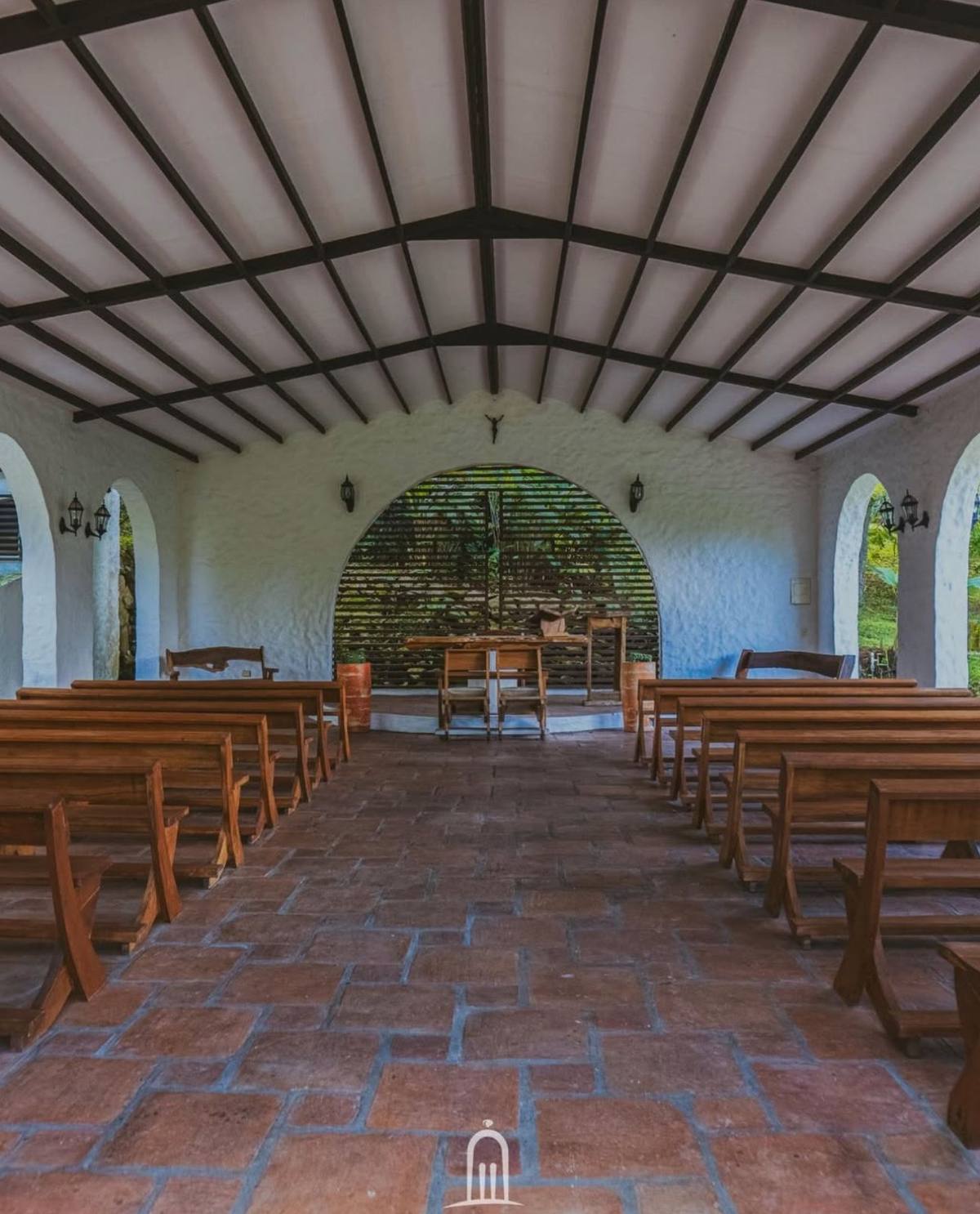 Capilla rural vacía con bancos de madera